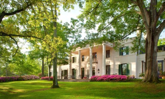 Houston's Bayou Bend: A Philanthropist's Collection and Gardens