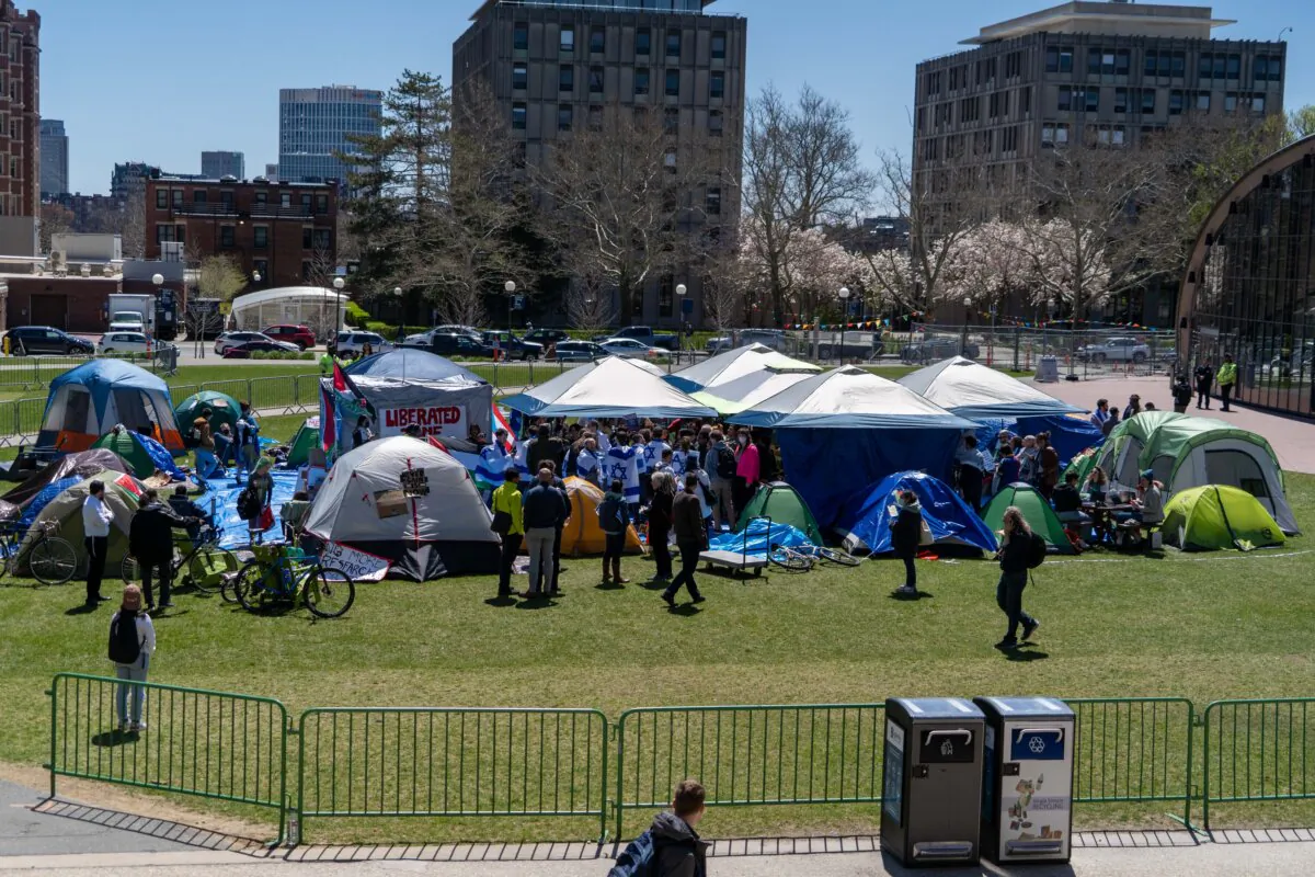 Pro-Palestine protesters camping near MIT student center, with a few pro-Israel counter-protesters on April 26, 2024. (Learner Liu/The Epoch Times)
