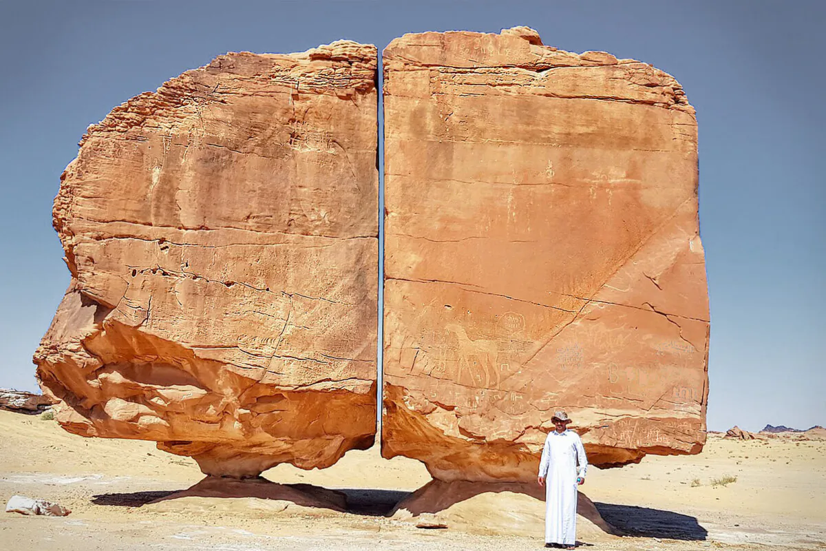 Al Naslaa rock formation in Saudi Arabia. (Disdero/CC BY-SA 4.0 DEED)