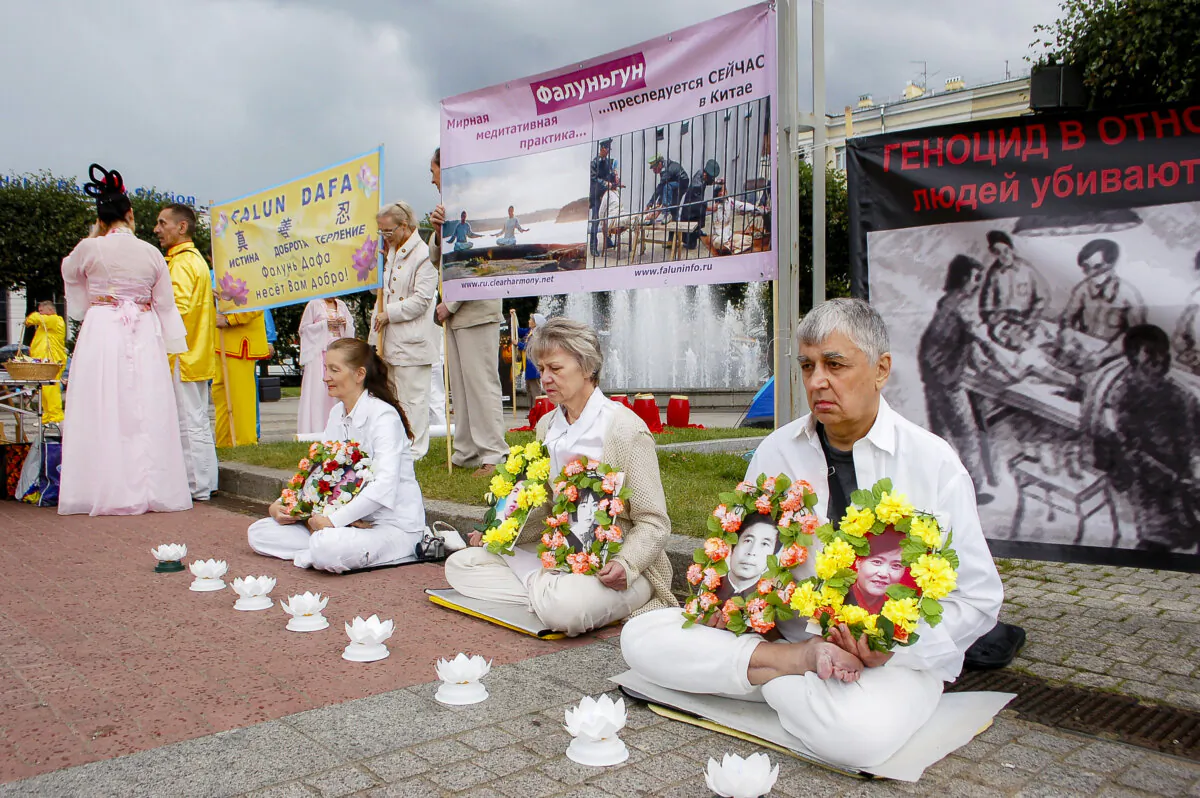 Falun Gong practitioners gather on the square in front of Finlyandsky Station in Saint Petersburg, Russia, on July 20, 2013, to commemorate practitioners who were persecuted to death in China. (Irina Oshirova/Epoch Times)