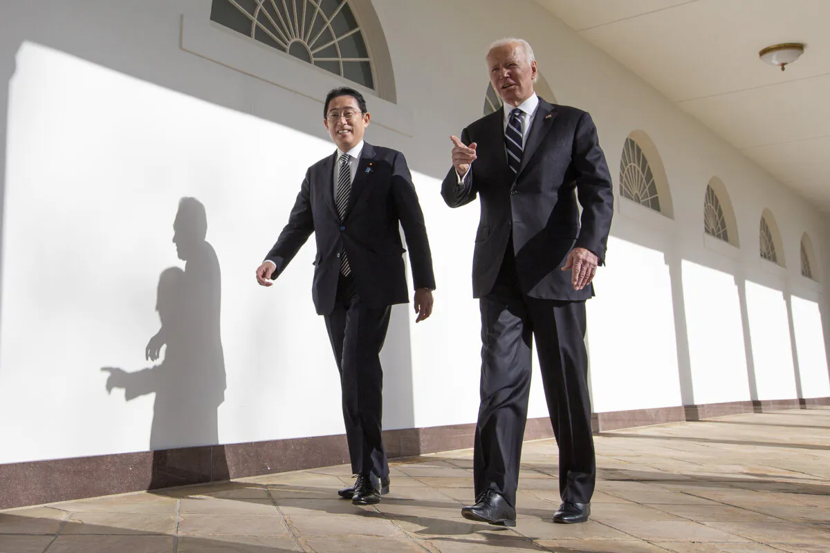 U.S. President Joe Biden and Japanese Prime Minister Kishida Fumio walk to the Oval Office for a meeting at the White House in Washington on Jan. 13, 2023. (Kevin Dietsch/Getty Images)