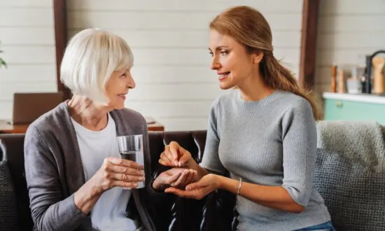 Alleviate Joint Symptoms With Viartril-S: Precautions for 3 Specific Groups
