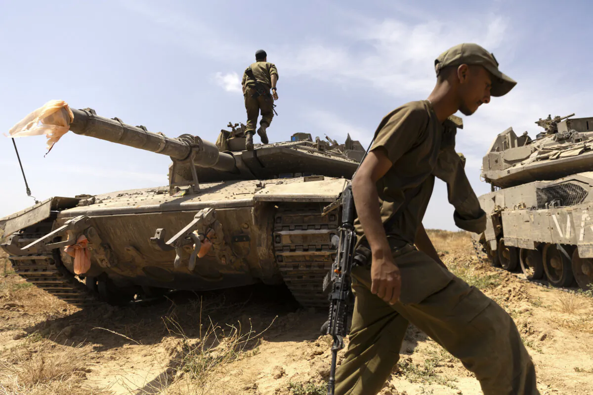 Israeli soldiers prepare a tank near the border with the southern  Gaza Strip in Southern Israel on May 2, 2024. (Amir Levy/Getty Images)
