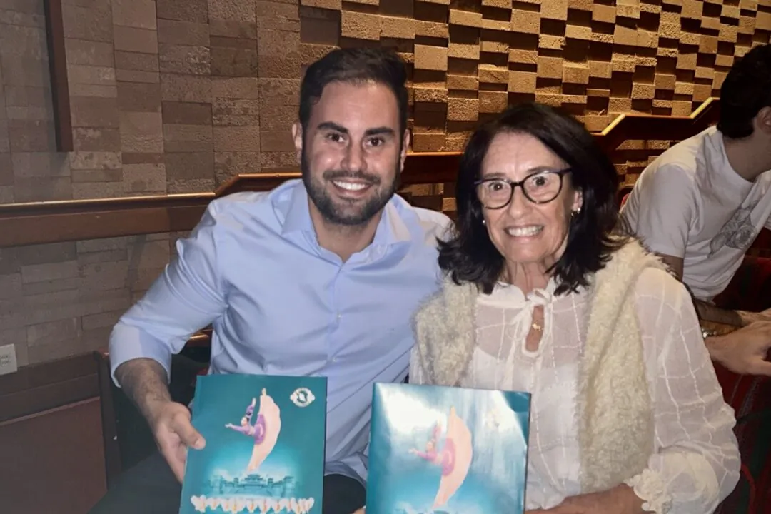 Célia Leão and her nephew, Lucas, at the Shen Yun Performing Arts performance at Bradesco Theater on May 5, 2024. (Marcos Schotgues/The Epoch Times)