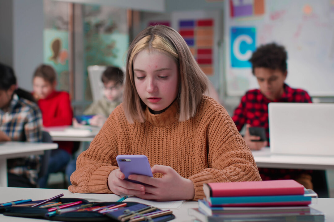Florida’s School Cell Phone Ban Appears Effective so Far, New Study Says