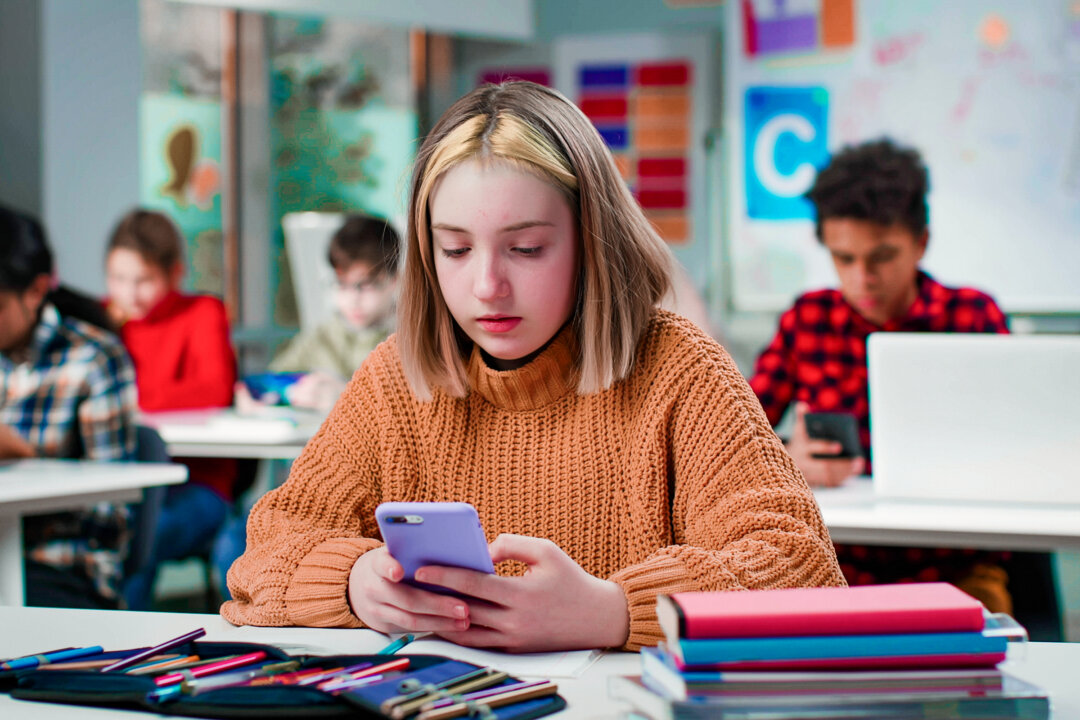 Ontario Weighs Ban on Cellphones, Social Media in Schools