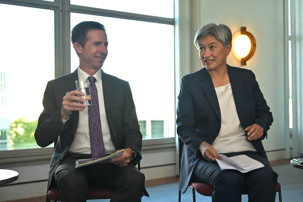 Shadow Minister for Foreign Affairs Simon Birmingham (L) and Minister for Foreign Affairs Penny Wong at Parliament House in Canberra, Australia, on Feb. 8, 2024. (AAP Image/Mick Tsikas)