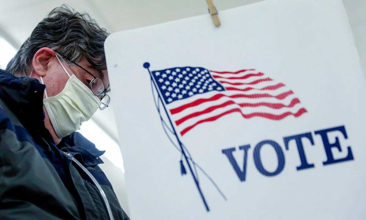 A voter fills out his ballot during the primary election in Ottawa, Ill., on March 17, 2020. (Daniel Acker/Reuters)