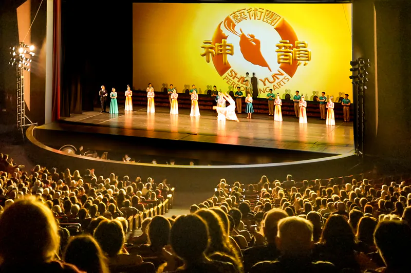 Shen Yun Performing Arts International Company's curtain call at Teatro Positivo, in Curitiba, on May 7, 2024. (NTD)
