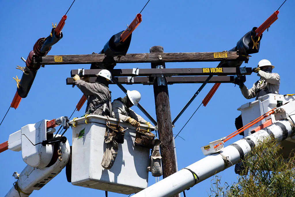 A Southern California Edison crew installs a new overhead switch for circuit reliability in Ventura, Calif., on May 13, 2020. (Brent Stirton/Getty Images)