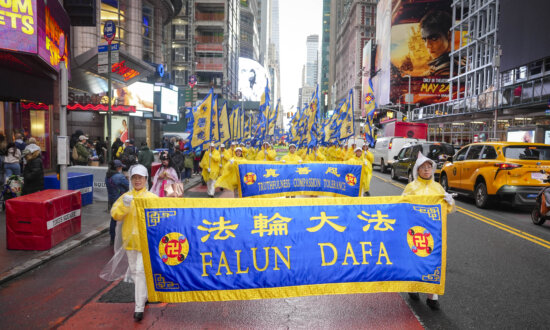 Thousands Join New York Parade to Celebrate World Falun Dafa Day, Reject Communism