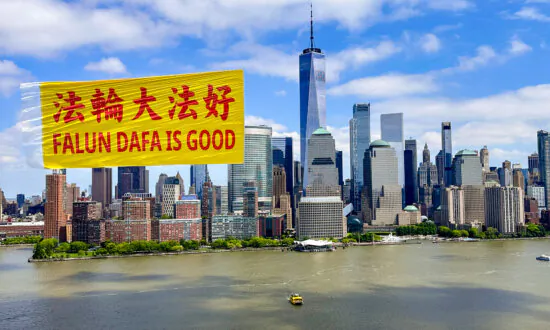 Video: Huge Banner With Text ‘Falun Dafa Is Good’ Flies Over Hudson River in New York