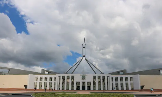Education Minister Reintroduces Bill to Slash $3 Billion in Student Loans