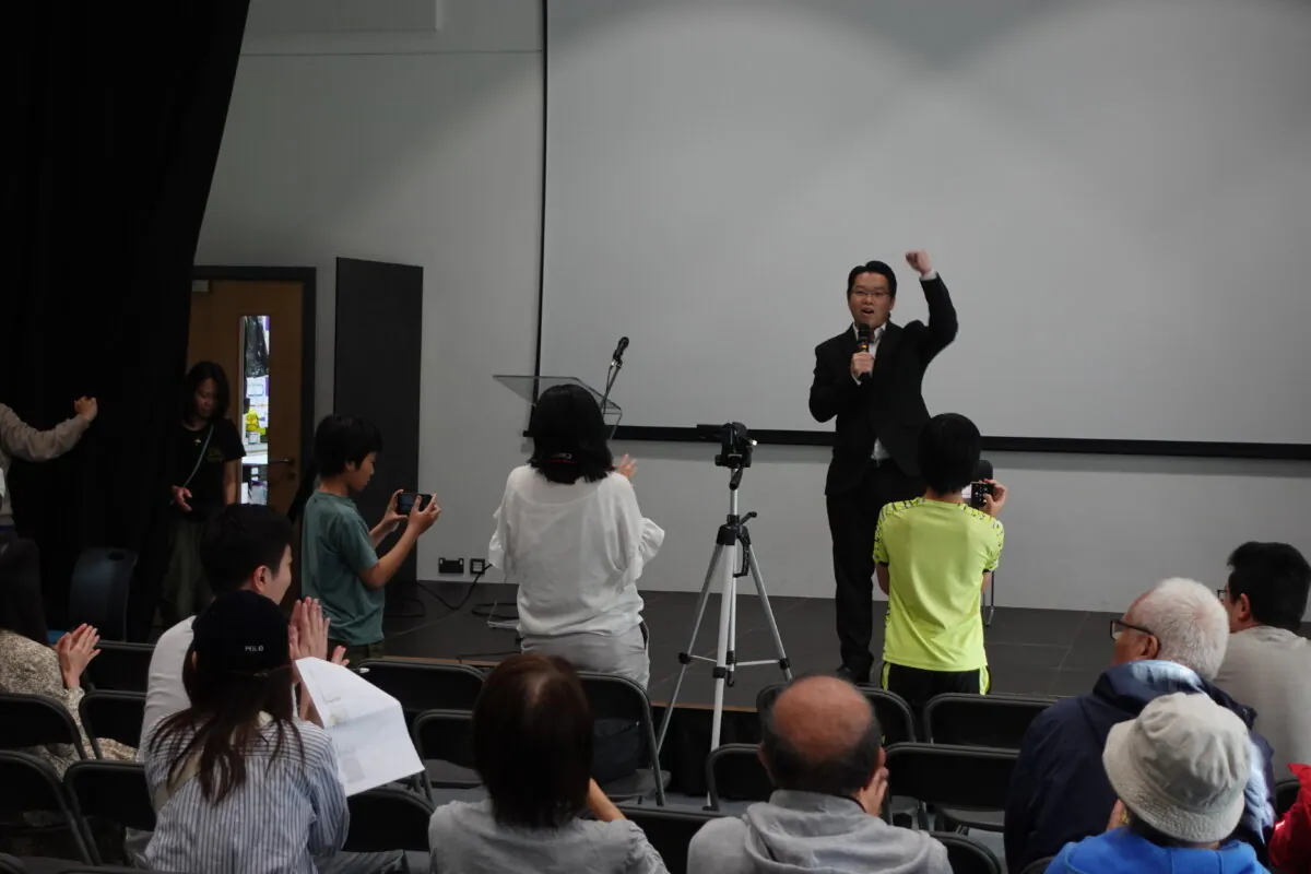 After being elected, Andy Ng Siu-hong went to the vote thanking ceremony organized by the Reading Hongkongers Community Center on May 11, 2024. (Bina/The Epoch Times)