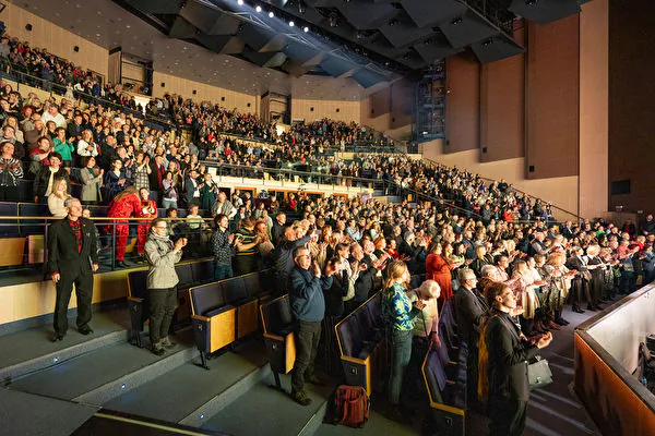 Shen Yun Performing Arts World Company's curtain call at the Danuta Baduszkowa Musical Theater. A packed performance with the audience giving the artists and musicians a standing ovation, on March 18, 2024. (Huang He/The Epoch Times)