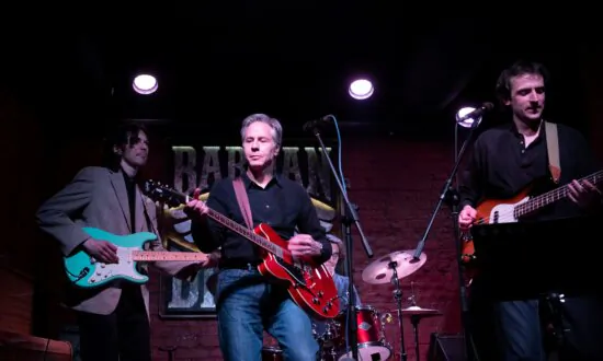 Video: Blinken Plays Guitar at Kyiv Underground Bar
