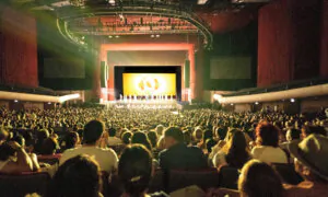 Mexico Theatergoer: Shen Yun Is a Gift for the Soul