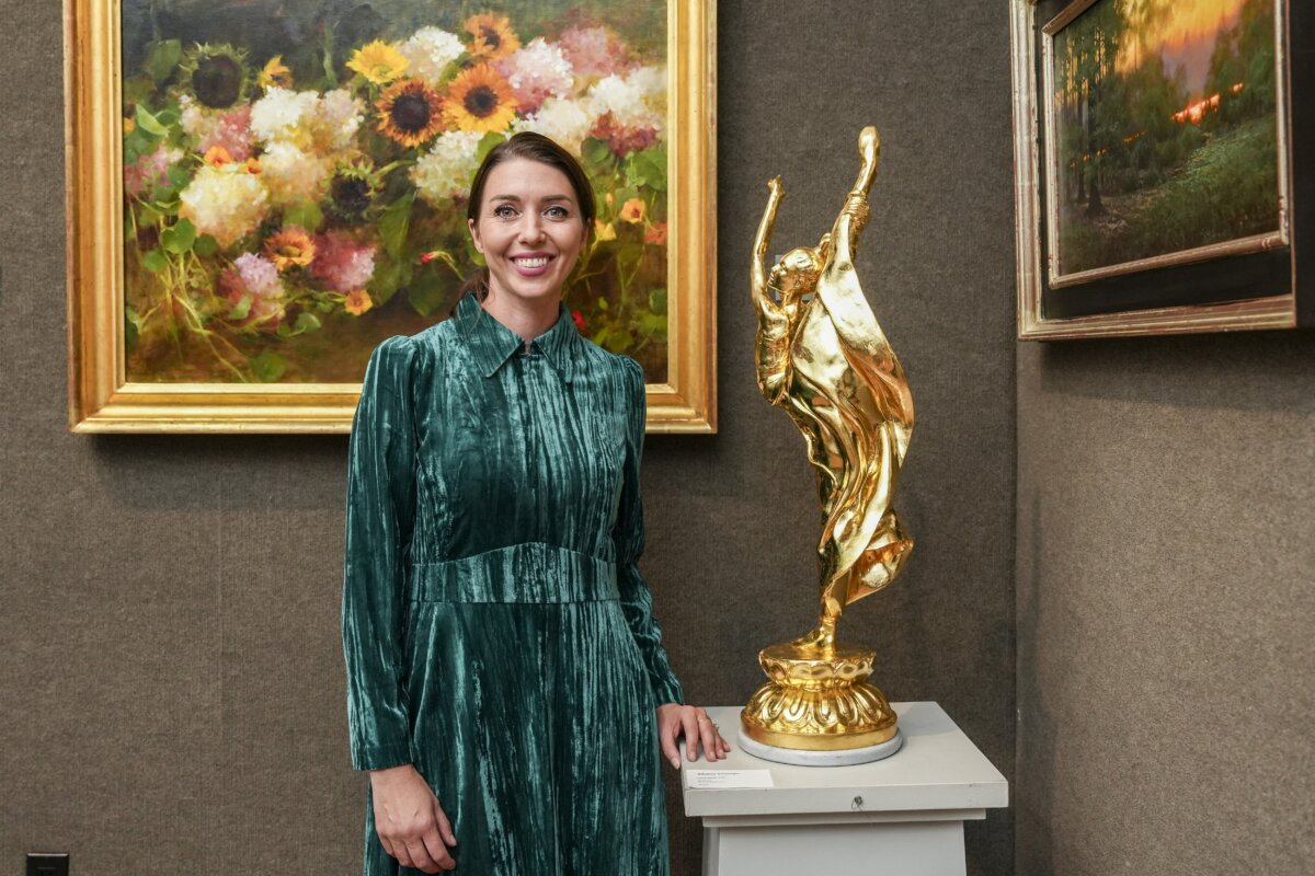 Johanna Schwaiger next to her sculpture "Lotus Hand"