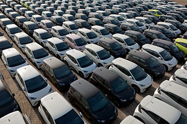 What the CCP is orchestrating transcends market economics; it's an exercise in economies of scale, pursuing sheer size for efficiency gains. The goal is to bolster enterprises to achieve unassailable monopoly power. This photo shows BYD electric cars waiting to be loaded onto a ship for export at a port in Yantai, in eastern China's Shandong province on April 18, 2024.  (STR/AFP) 