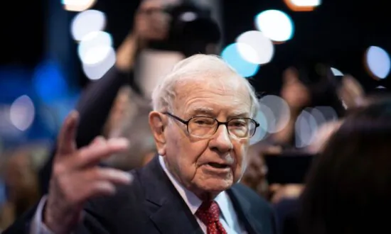 Buffett’s Hoarding of Cash Draws Attention Amid High Tech Bubble Risk Concerns
