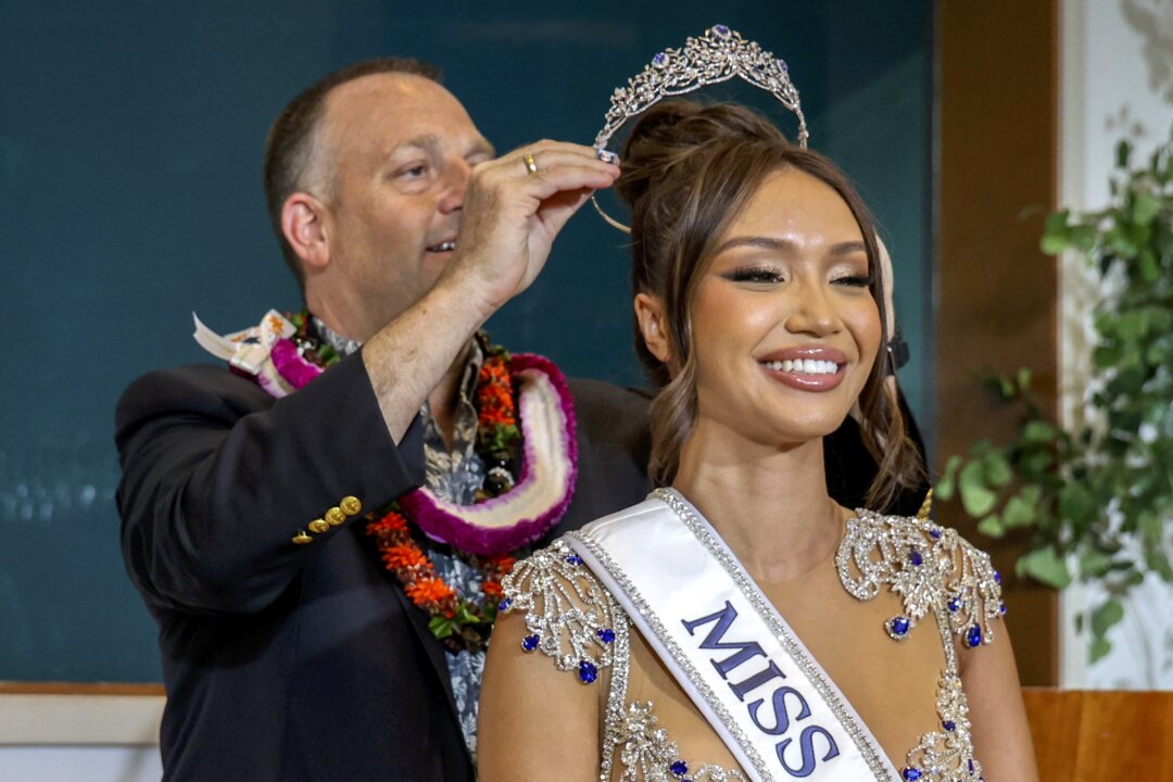 Savannah Gankiewicz of Hawaii Crowned Miss USA After Previous Winner ...