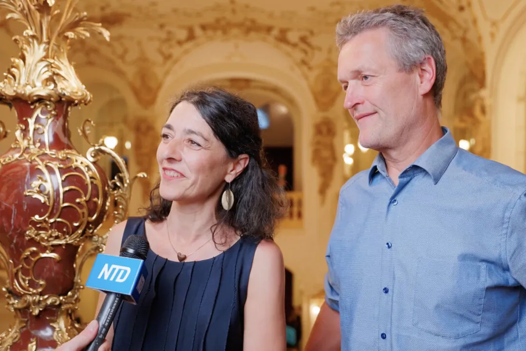 Sandra Krautwaschl (L) and Peter Rabensteiner (R) saw Shen Yun in Graz, Austria, on May 9, 2024. (NTD)