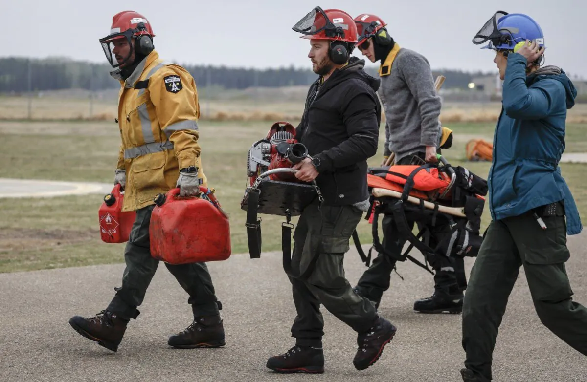 Alberta Wildfire crews return from fighting wildfires near Fort McMurray, Alta., May 16, 2024. (The Canadian Press/Jeff McIntosh)