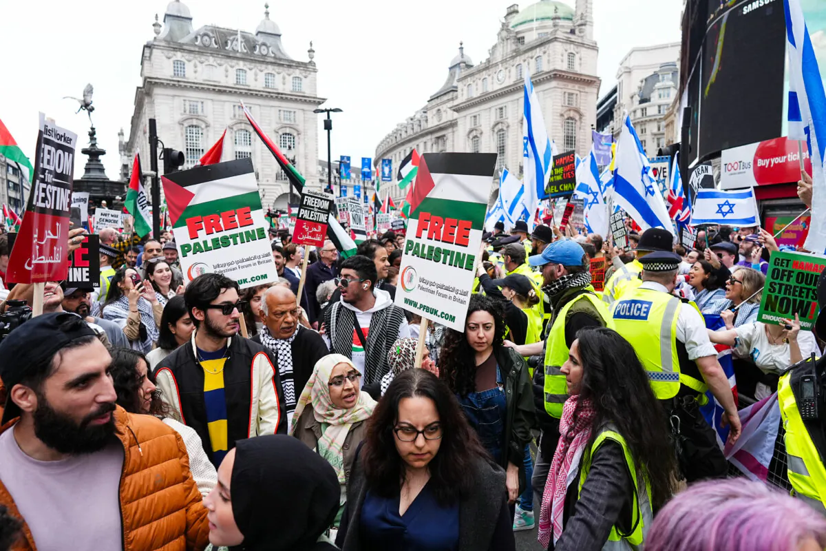 Pro-Palestine protesters and pro-Israel counter protesters are seen at Piccadilly Circus in London on May 18, 2024. (Aaron Chown/PA Wire)