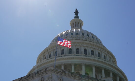 Bipartisan Leaders Praise Falun Dafa's Values, Fly US Flags to Celebrate Anniversary