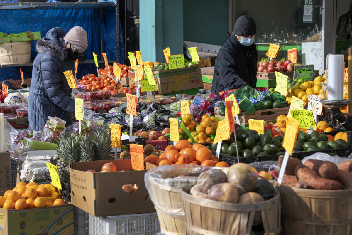 Shoppers browse product outside a shop in Toronto on Jan. 27, 2021. (The Canadian Press/Frank Gunn)