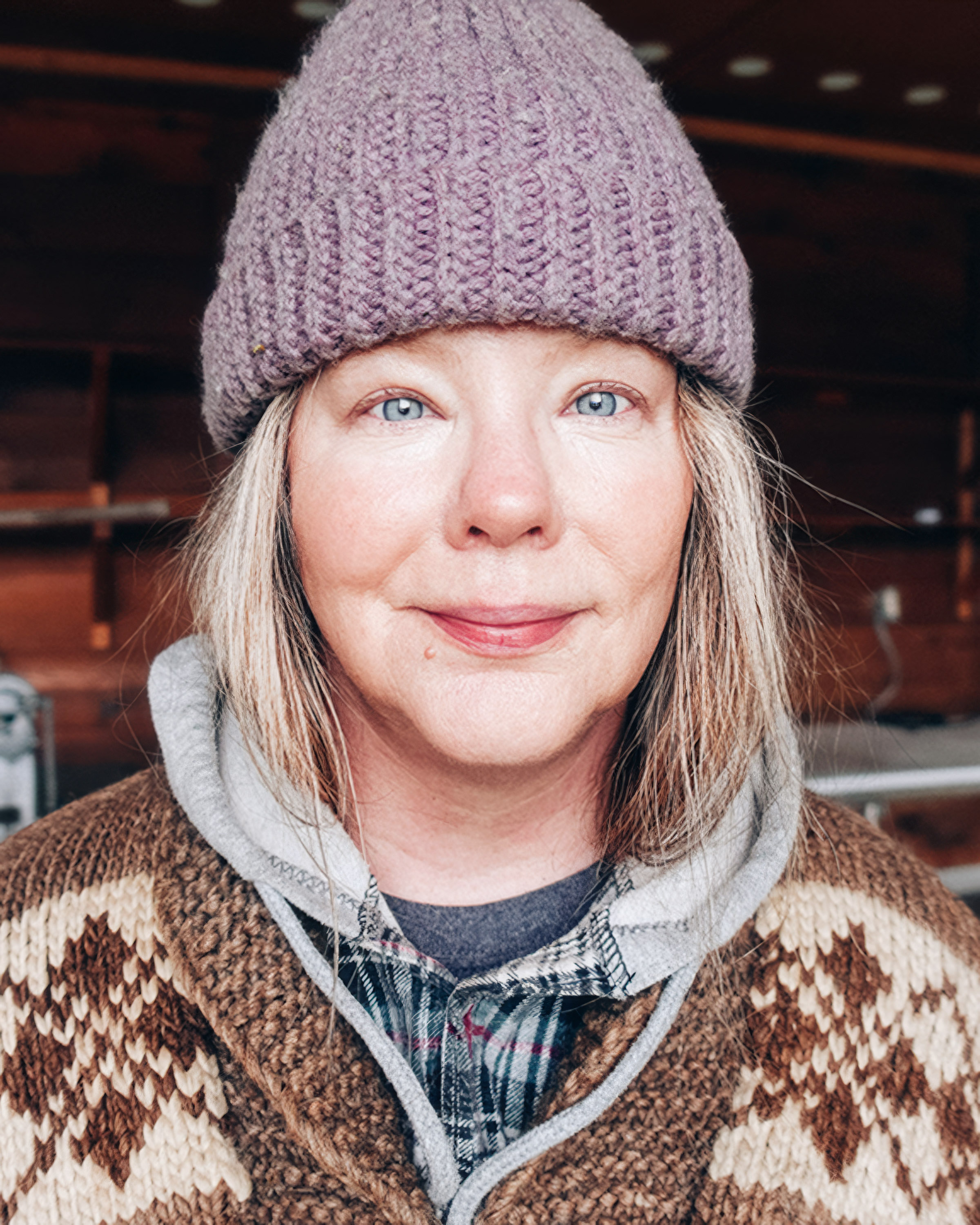 54-year-old Amanda lives in a small cabin on a remote island un Canada.