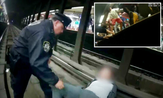 Man Having Seizure Falls Onto NY Subway Tracks Before Oncoming Train—Then Officers Do This