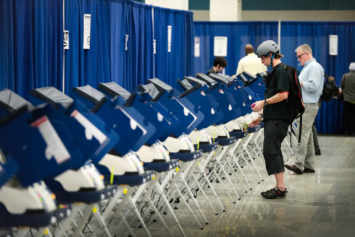 Residents cast ballots for the Nov. 8 election at an early voting site in Chicago, on Oct. 18, 2016. (Scott Olson /Getty Images)