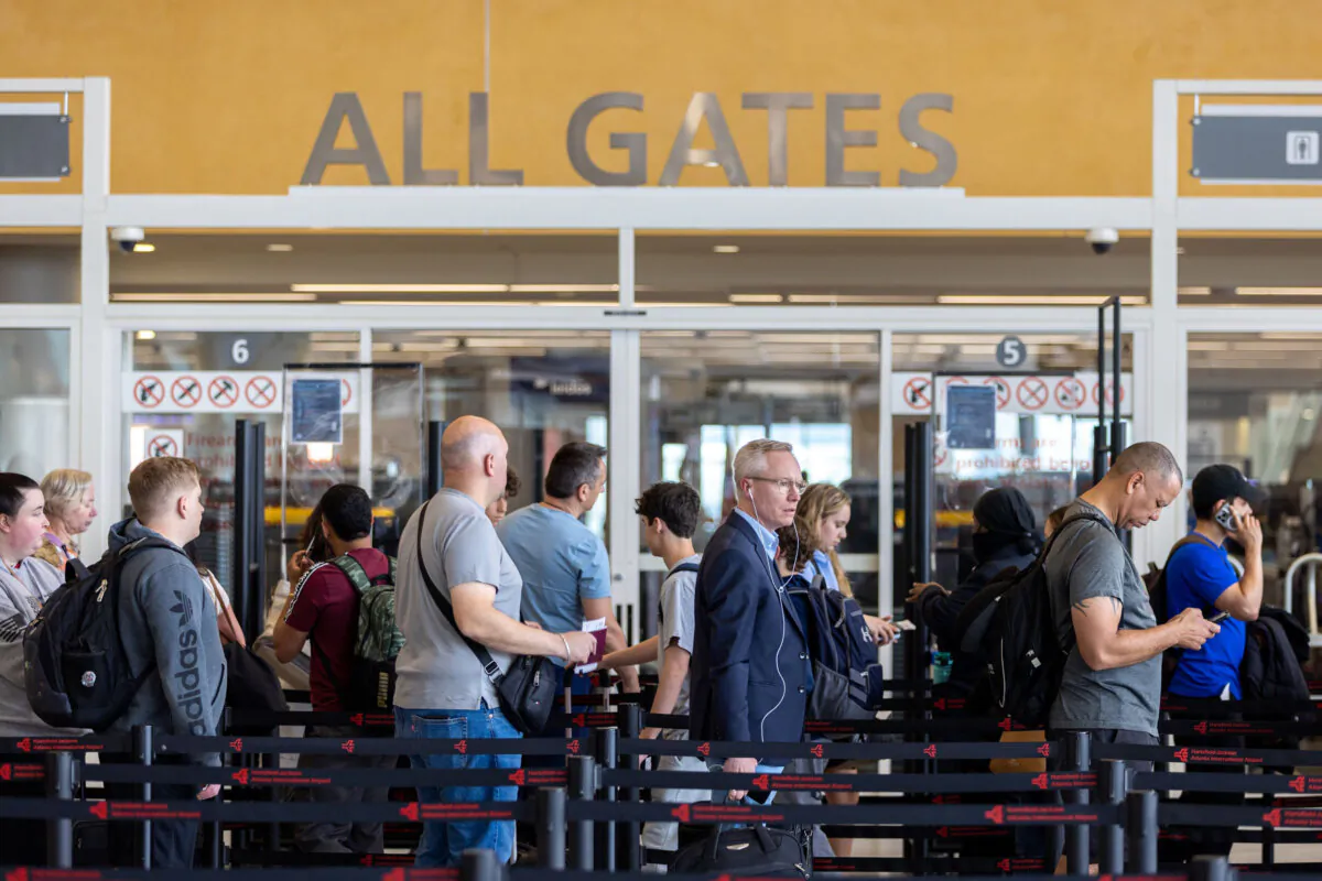 Travelers wait in line for security clearance at the Hartsfield-Jackson airport international terminal in Atlanta on March 27, 2024. (Arvin Temkar/The Atlanta Journal-Constitution/TNS)
