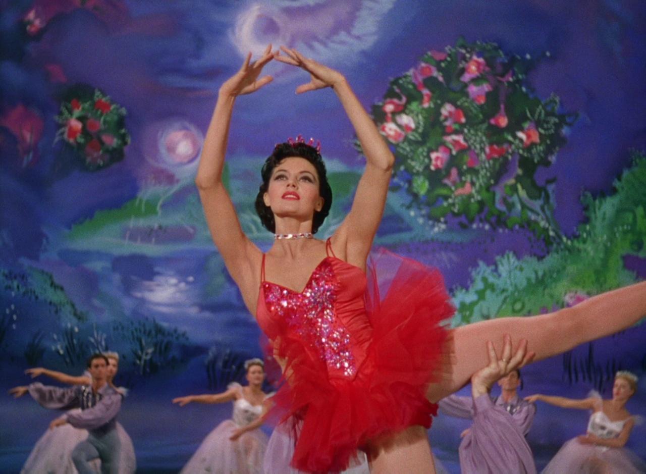 cyd charisse red dress Recordando a la estupenda #cydcharisse una de las ms grandes bailarinas de  la poca dorada de #hollywood , que naci #undacomohoy de 1922, ac junto  a #fredastaire en la pelcula The Band Wagon.