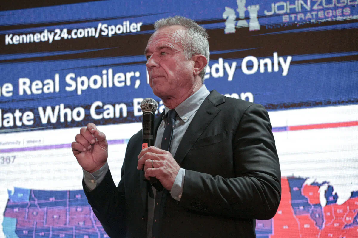 During a press conference in Brooklyn, N.Y., on May 1, 2024, Robert F. Kennedy Jr. urged President Joe Biden to drop out or sign a No-Spoiler Pledge. (Richard Moore/The Epoch Time