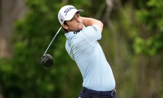 Davis Riley Moves to 10 Under for Charles Schwab Lead