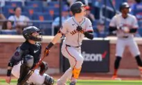 Giants Use Another Late-Game Eruption to Defeat Mets 7–2