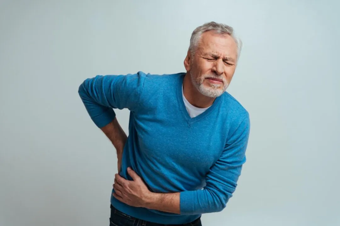 Kidney deficiency can lead to osteoporosis, hair loss, gray hair, and the like. Studies have confirmed that foods black in color such as Polygonum multiflorum have a good kidney-tonifying effect. (oneinchpunch/shutterstock)