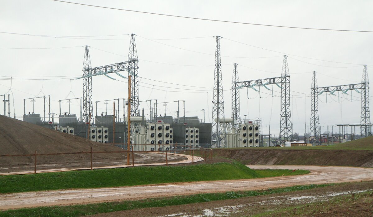 TO GO WITH AFP STORY BY Vaidotas Beniusis LitPol Link HVDC back-to-back converter station and power line to Poland LitPol Link is pictured in Alytus on November 19, 2015. Lithuania will soon begin importing electricity from fellow EU states Poland and Sweden to reduce the Baltic region's dependence on Russia. AFP PHOTO / PETRAS MALUKAS (Photo by PETRAS MALUKAS / AFP) (Photo credit should read PETRAS MALUKAS/AFP via Getty Images)