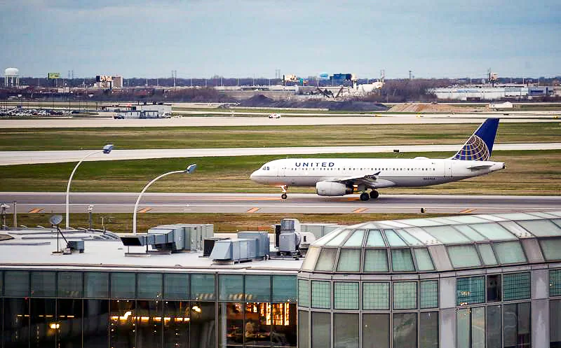A United Airline Airbus A320 aircraft lands at O'Hare International Airport in Chicago, Ill., on April 11, 2017. (REUTERS/Kamil Krzaczynski)