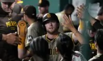 Padres Score Nine in 8th to Top Royals