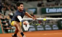 Alcaraz Brilliant in Win Over Korda to Book French Open Fourth-Round Spot