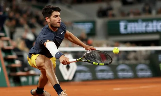 Alcaraz Brilliant in Win Over Korda to Book French Open Fourth-Round Spot