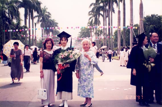 Ms. Murphy with her family at her graduation from National Taiwan University. (Photo courtesy of Isabella Murphy)