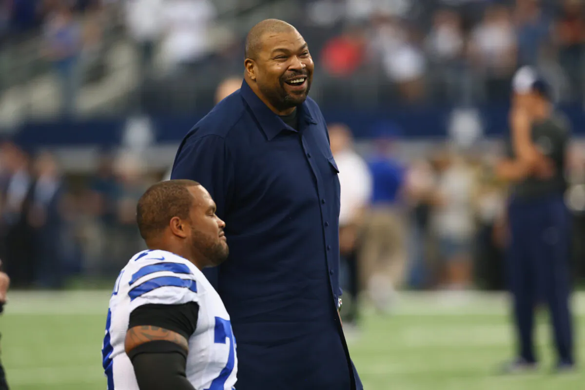 Former NFL player Larry Allen talks with Mackenzy Bernadeau #73 of the Dallas Cowboys at AT&T Stadium in Arlington, Texas on Oct. 19, 2014. (Ronald Martinez/Getty Images)