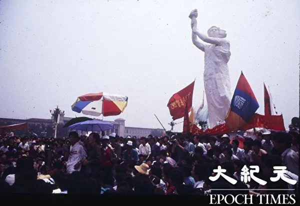 Peaceful protesters gather in an orderly manner around the Goddess of Democracy statue in Tiananmen Square on the eve of June 4, 1989. (Courtesy of Liu Jian/The Epoch Times)