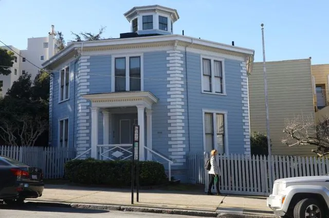 The exterior of the Octogan House might be called striped classic revival, a classical architectural style without decoration. Quoining, which is the interlacing of  blocks of wood, was used at the home’s corners. The cupola on the roof adds additional airflow to the entire home. The flat roof collected rainwater for built-in cisterns. (Courtesy of Colonial Dames of California)
