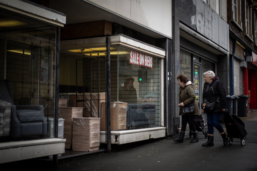 Beauty Salons Replace Banks in ‘Dramatic’ Change for British High Street: Research