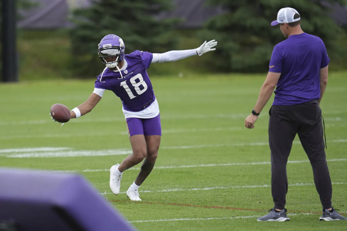 Minnesota Vikings wide receiver Justin Jefferson (18) catches a pass as head coach Kevin O'Connell watches during NFL football practice in Eagan, Minn., on June 5, 2024. (Abbie Parr/AP Photo)